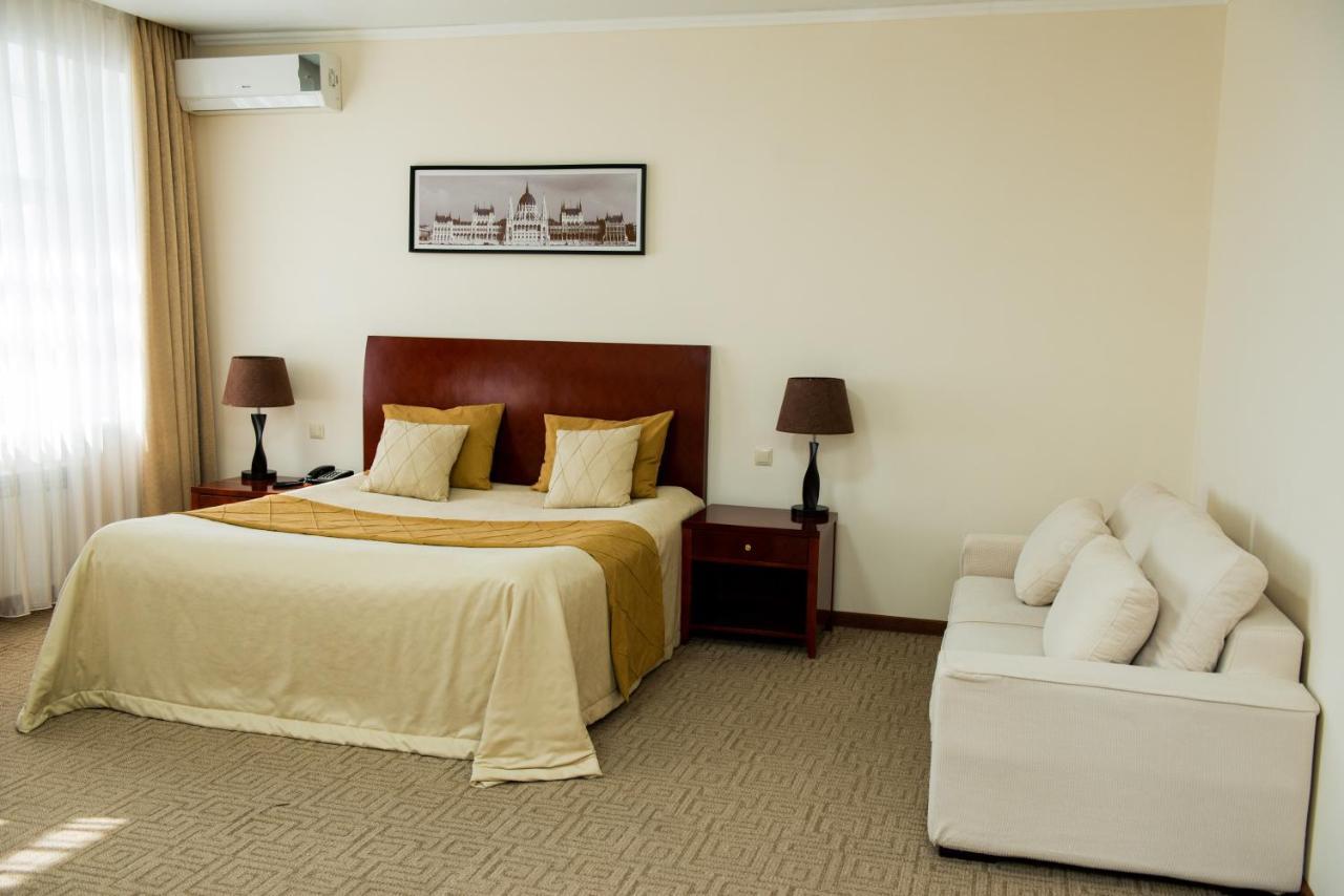 Tobol Hotel Qostanaj Buitenkant foto